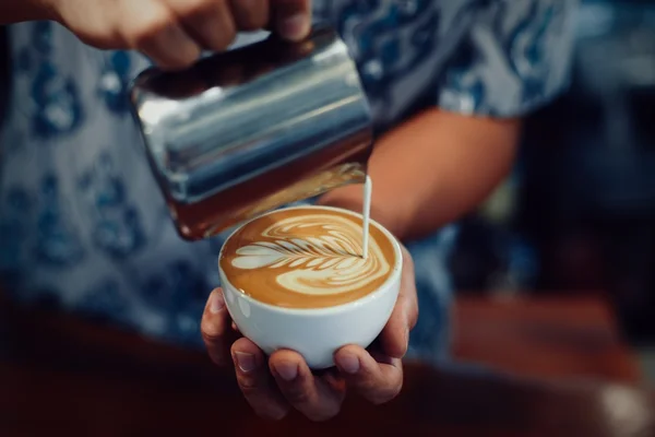 Káva latte art v kavárně — Stock fotografie