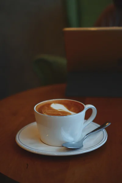 Tazza di caffè in caffetteria — Foto Stock