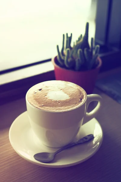 Tazza di caffè in caffetteria — Foto Stock