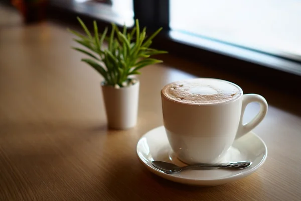 Xícara de café no café — Fotografia de Stock