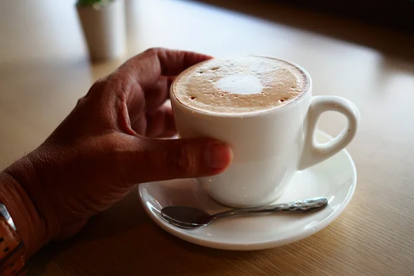 Xícara de café no café — Fotografia de Stock