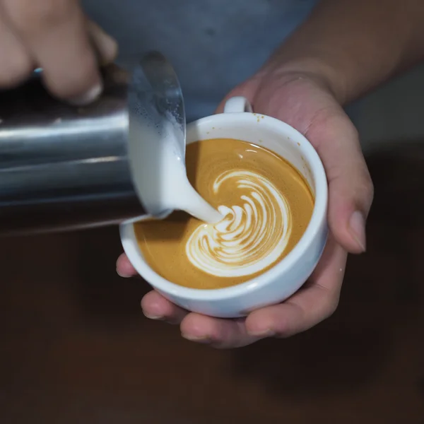 Káva latte art v kavárně — Stock fotografie