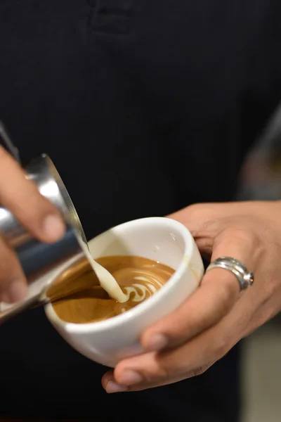 Cara membuat kopi Latte seni — Stok Foto