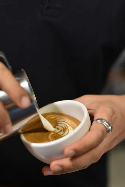 Wie man Kaffee-Latte-Kunst macht — Stockfoto