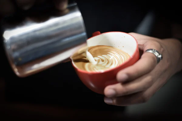 Hogyan készítsünk kávé a latte art — Stock Fotó