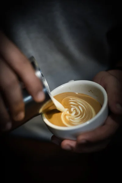 Wie man Kaffee-Latte-Kunst macht — Stockfoto