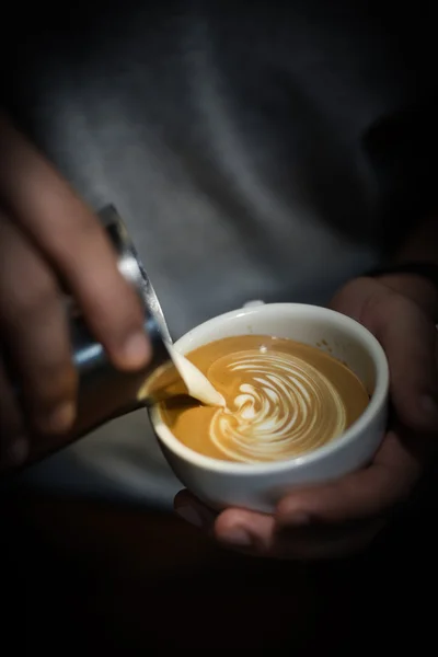 Wie man Kaffee-Latte-Kunst macht — Stockfoto