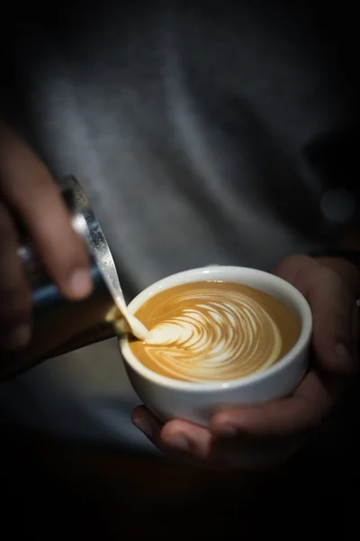 Wie man Kaffee-Latte-Kunst macht — Stockfoto