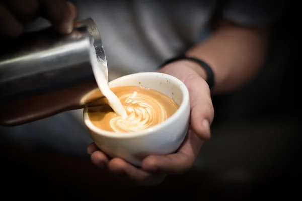 Jak se dělá káva latte art — Stock fotografie