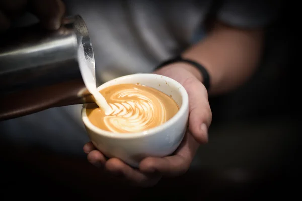 Jak se dělá káva latte art — Stock fotografie