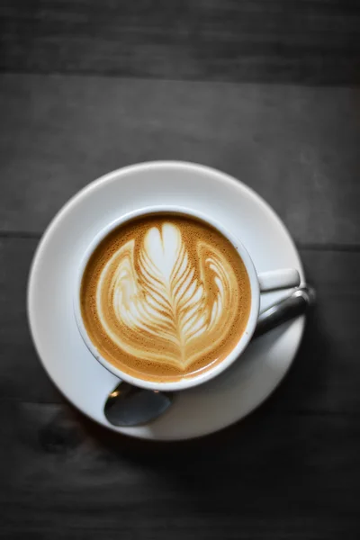 Kawa latte art w kawiarni — Zdjęcie stockowe