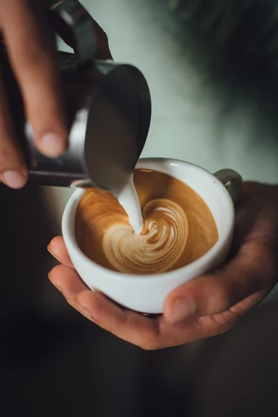 커피 라 떼 아트를 만드는 방법 — 스톡 사진
