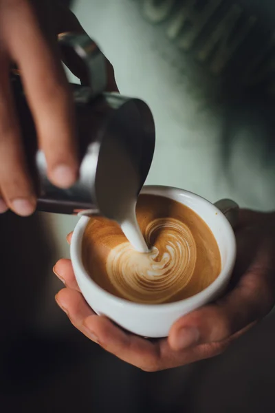 Jak se dělá káva latte art — Stock fotografie