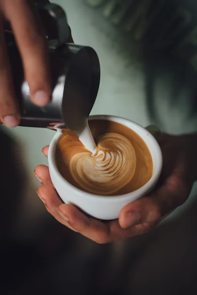 Hogyan készítsünk kávé a latte art — Stock Fotó