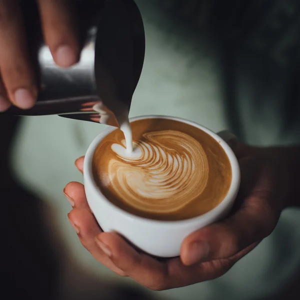 Cum să faci cafea latte art — Fotografie, imagine de stoc