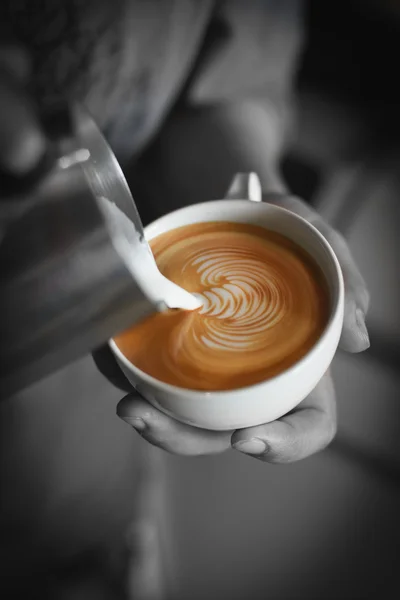 Koffie latte kunst in koffie shop vintage kleurtoon — Stockfoto