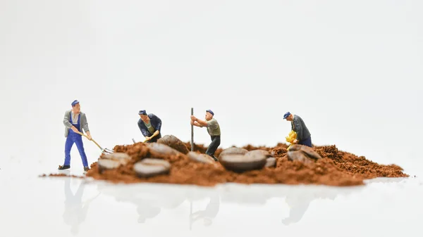 Miniaturowe osób: Praca z ziaren kawy koncepcja — Zdjęcie stockowe
