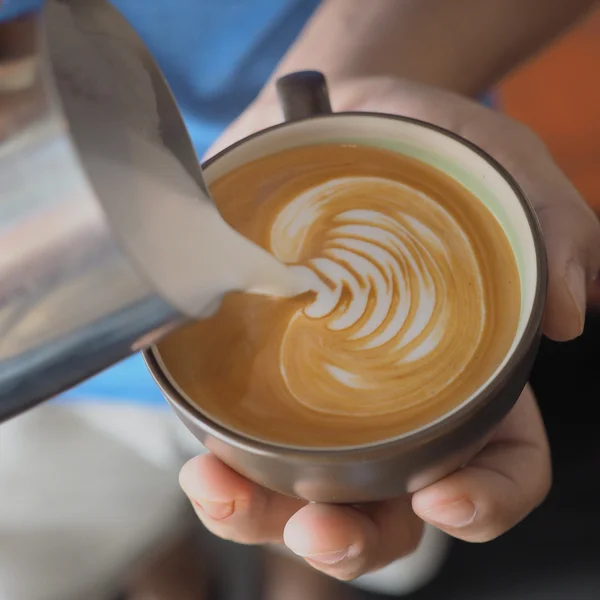 Kaffee Latte Art im Café Vintage Farbton — Stockfoto
