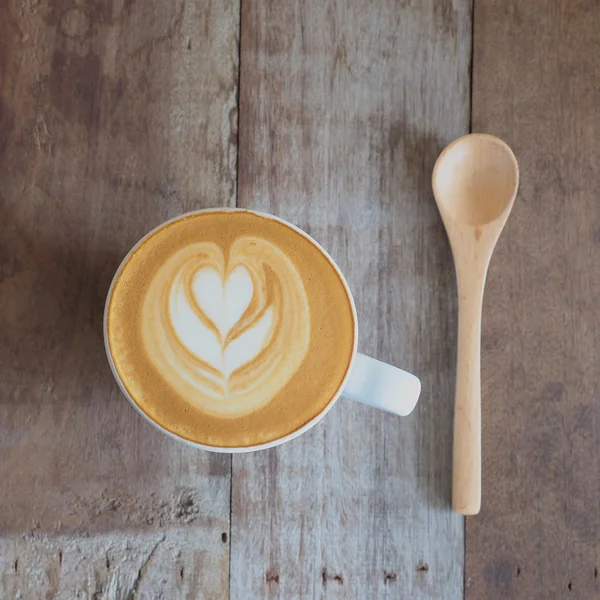 Caffè latte art in caffetteria tono di colore vintage — Foto Stock