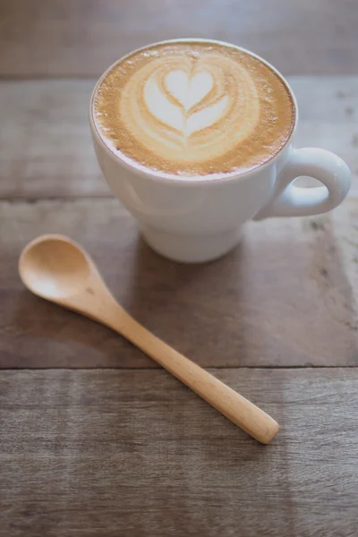 Kaffelatte-kunst i kaffebar. – stockfoto