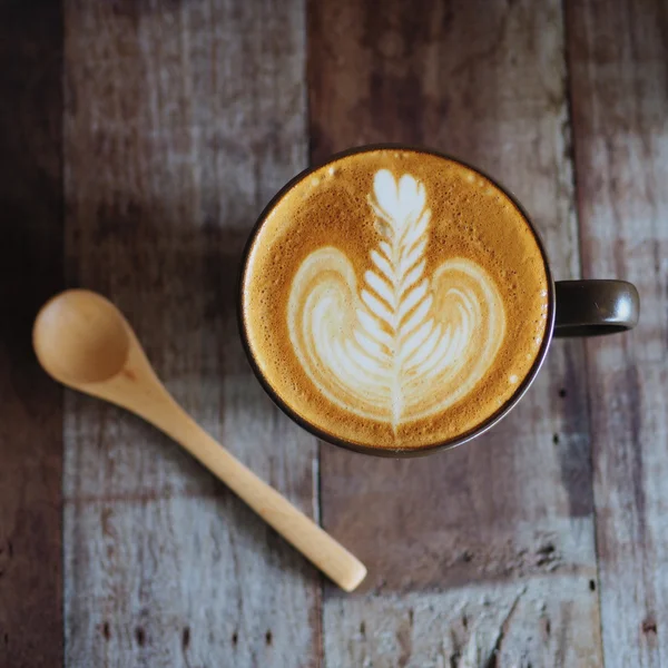 Caffè latte art in caffetteria tono di colore vintage — Foto Stock