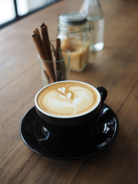 Café latte arte en la cafetería vintage tono de color — Foto de Stock