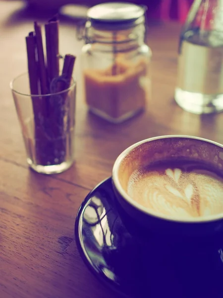 कॉफी दुकानात कॉफी लॅटे कला व्हिंटेज रंग टोन — स्टॉक फोटो, इमेज