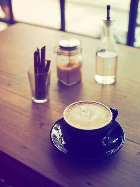 Koffie latte kunst in koffie shop vintage kleurtoon — Stockfoto