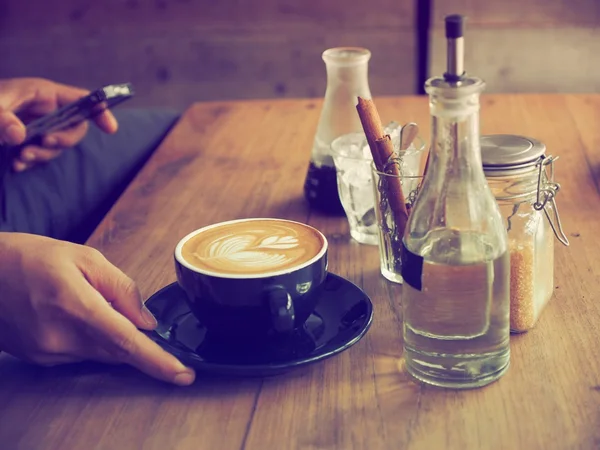 Café latte arte en la cafetería vintage tono de color — Foto de Stock