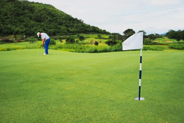 Golfer putting — Stock Photo, Image