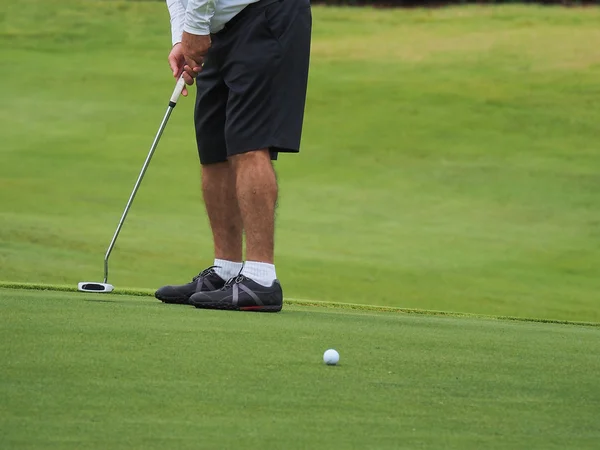 Golfer uit zetten — Stockfoto