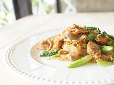 Bkz: Ew ünite, kızarmış düz şehriye ve korunmuş soya b soslu domuz eti ilave edin