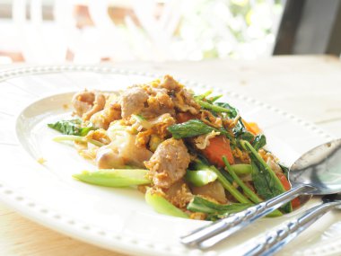 Bkz: Ew ünite, kızarmış düz şehriye ve korunmuş soya b soslu domuz eti ilave edin