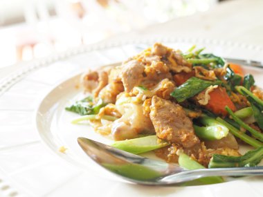 Bkz: Ew ünite, kızarmış düz şehriye ve korunmuş soya b soslu domuz eti ilave edin