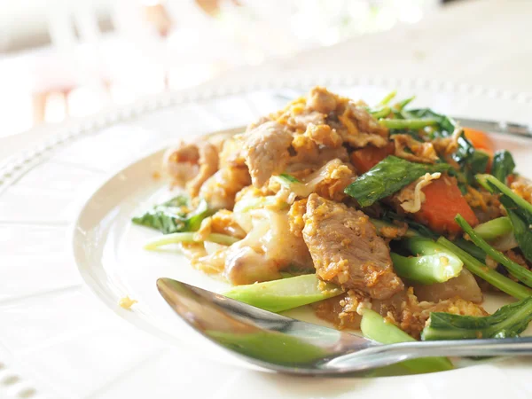 Bkz: Ew ünite, kızarmış düz şehriye ve korunmuş soya b soslu domuz eti ilave edin