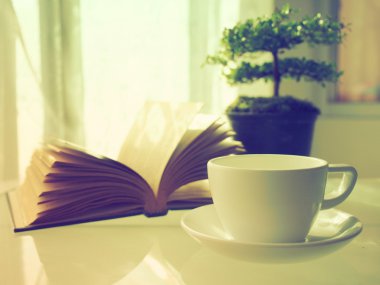 kahve açık kitap ve küçük ağaç