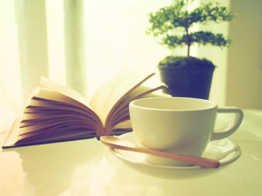 kahve açık kitap ve küçük ağaç