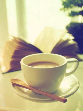 kahve açık kitap ve küçük ağaç