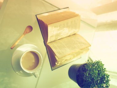 kahve açık kitap ve küçük ağaç