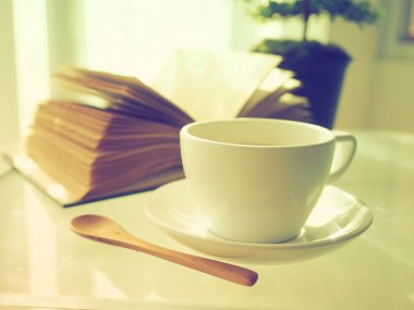 kahve açık kitap ve küçük ağaç