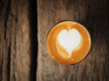 kahve latte üzerinde ahşap Resepsiyon vintage renk tonu