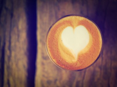 kahve latte üzerinde ahşap Resepsiyon vintage renk tonu