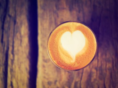 kahve latte üzerinde ahşap Resepsiyon vintage renk tonu