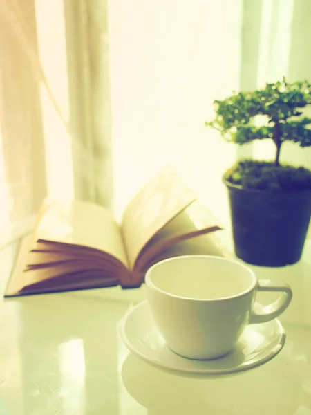 Caffè libro aperto e piccolo albero — Foto Stock