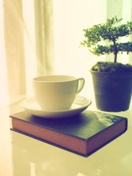 Caffè libro aperto e piccolo albero — Foto Stock