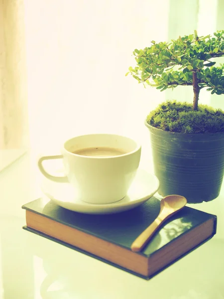 Caffè libro aperto e piccolo albero — Foto Stock