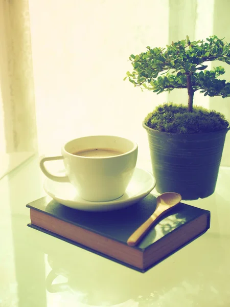 Libro abierto de café y pequeño árbol —  Fotos de Stock