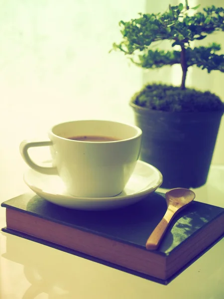 Caffè libro aperto e piccolo albero — Foto Stock