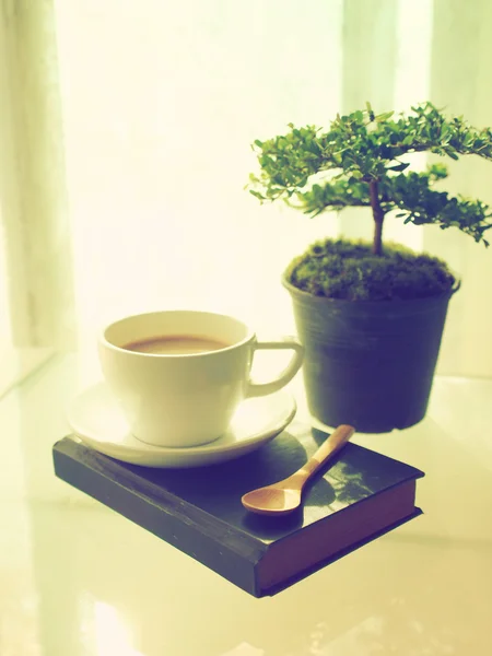 Caffè libro aperto e piccolo albero — Foto Stock