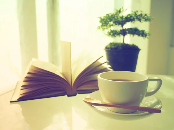 Café livro aberto e árvore pequena — Fotografia de Stock